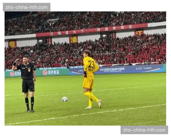 特写:门将埃雷林扑出点球后激动落泪