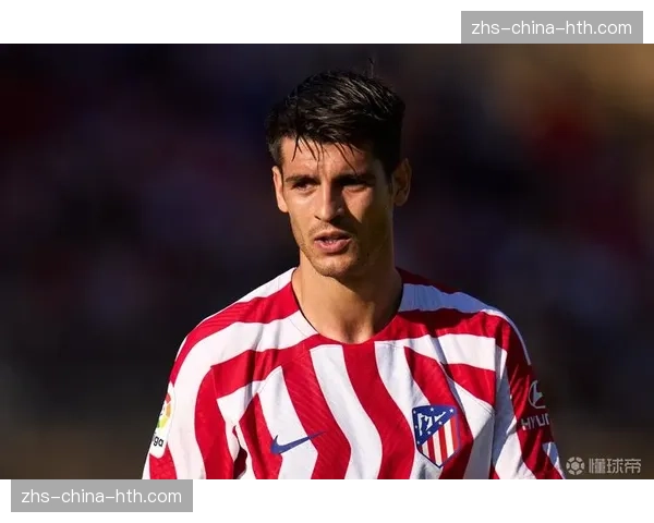 特写镜头：老将莫拉塔进球后指向天空，告慰近日离世的亲人