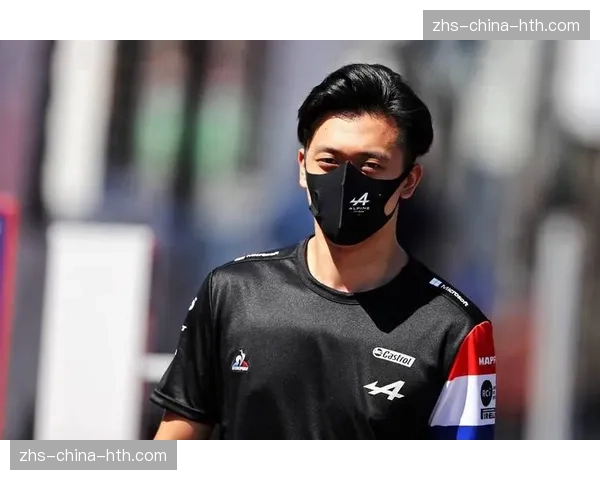 F1中国站冲刺赛花絮:周冠宇主场作战引发看台欢呼,赛后向车迷挥手致意 F1中国站冲刺赛花絮:周冠宇主场作战引发看台欢呼,赛后向车迷挥手致意